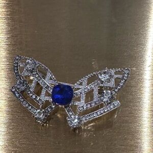 🎁🎉🎁 Dazzling Silver and Blue Gemstone Brooch